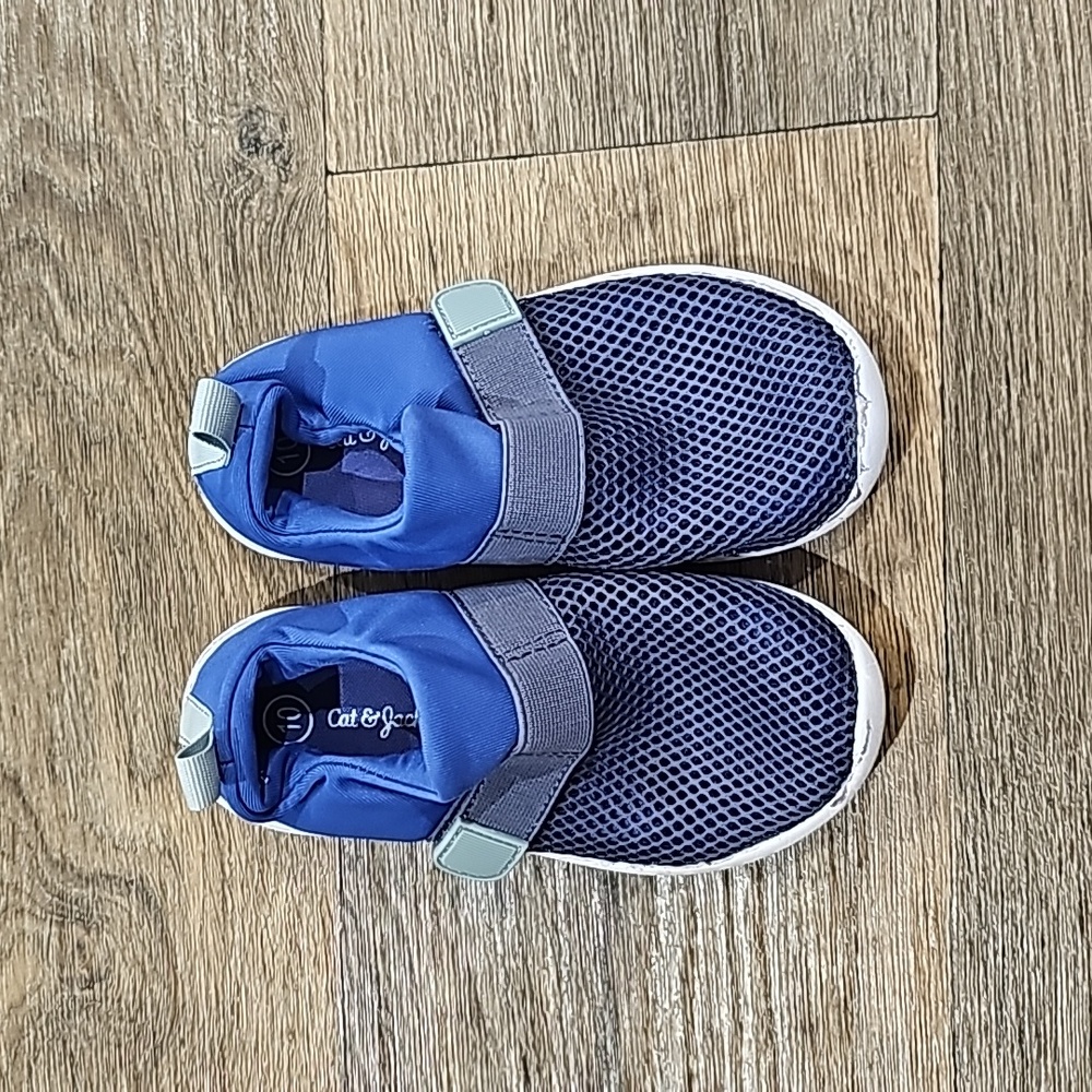 Cat & Jack boys size 10 water shoes